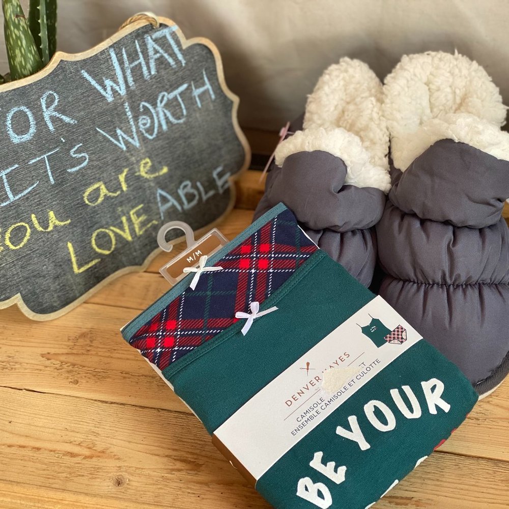 Denver Hayes NWT Sleep Set & Slipper Booties – Medium / Size 8